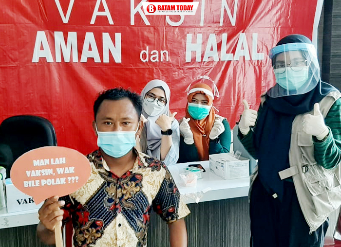 Anggota DPRD Anambas dari Komisi II, Yulius saat mengikuti vaksinasi